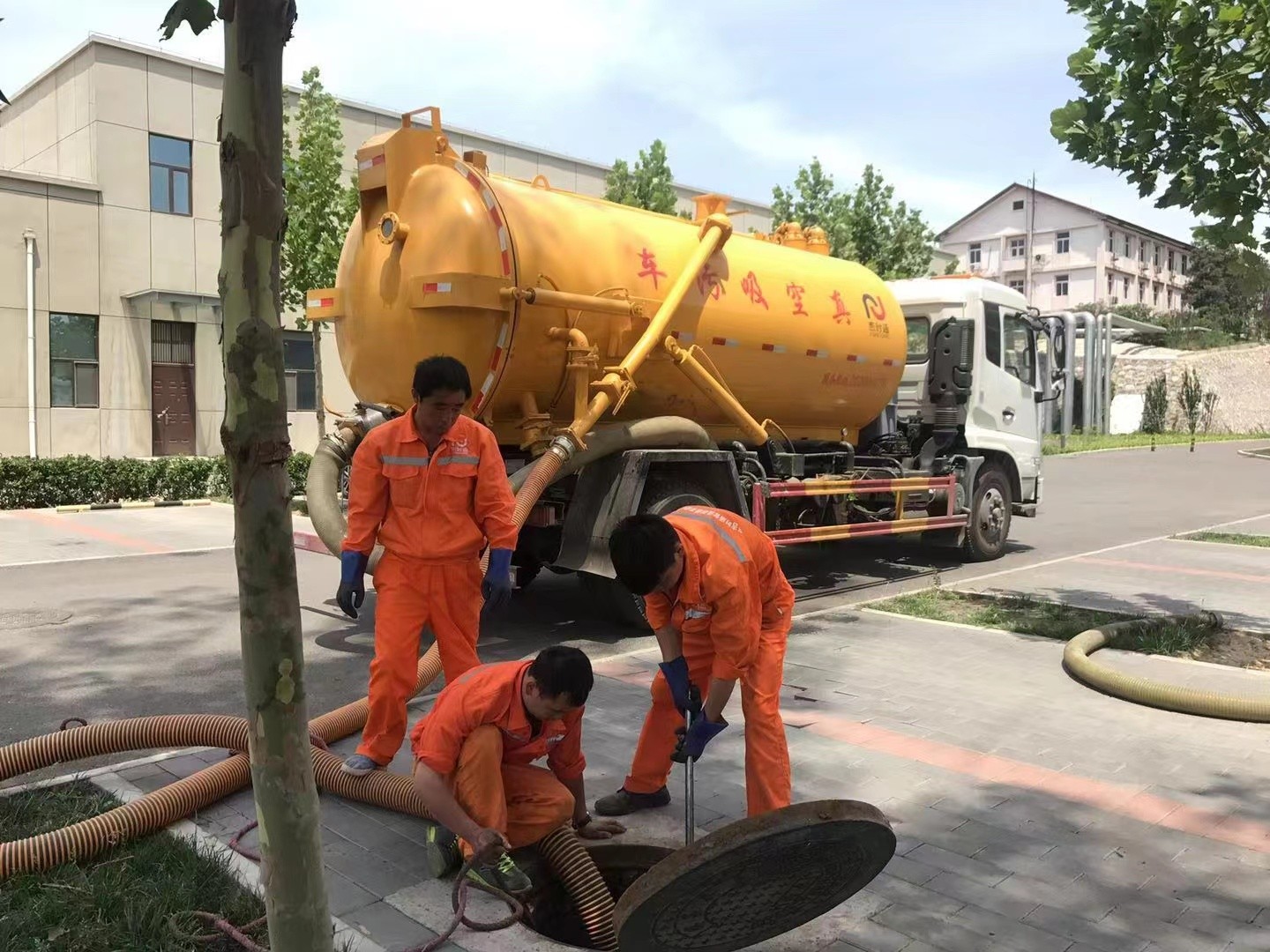 柳州管道疏通车停在窨井附近