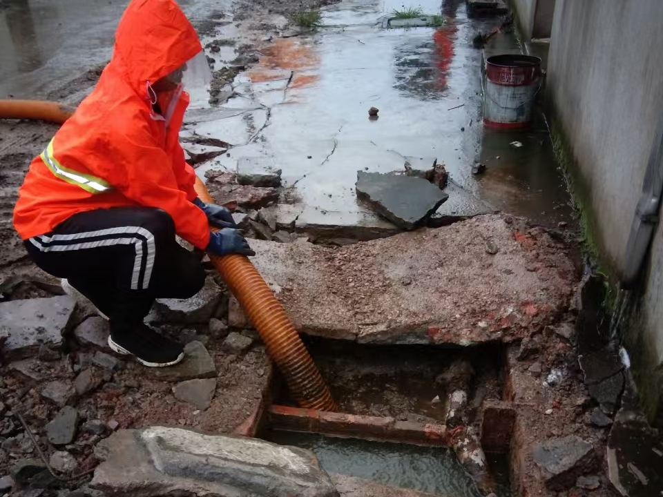 柳州专业清理污水池 炜誉市政以规范流程守护城市 “肠道”