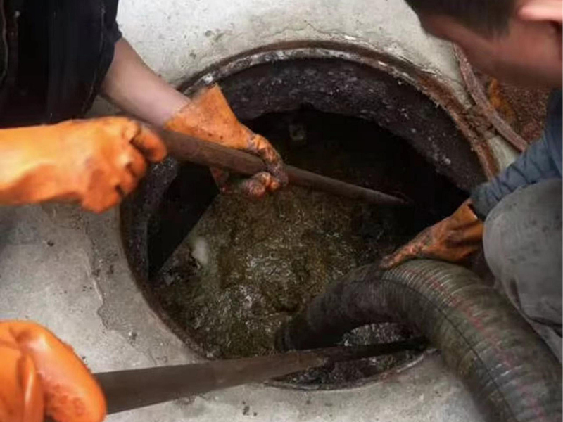 柳州清理化粪池时如何避免沼气的危害？